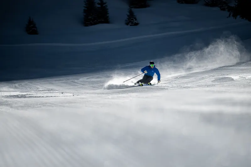 Schwünge auf frisch präparierter Piste in Lech