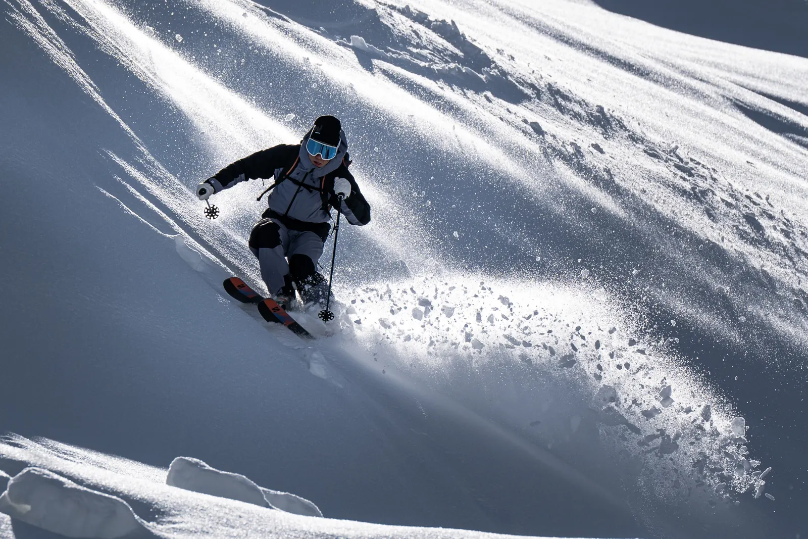 Adschi zieht Schwünge durch tiefen Pulverschnee am Arlberg